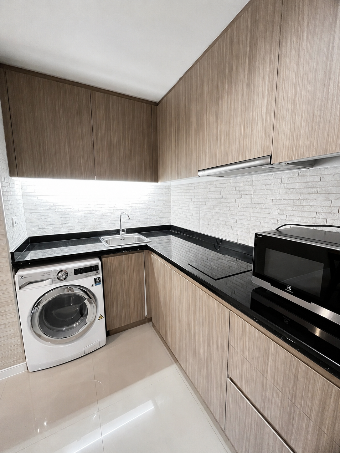 Equipped kitchen with washing machine